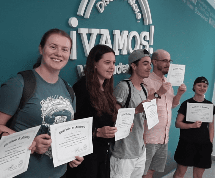 Estudiantes avanzando en su fluidez en inglés con profesores calificados de Vamos Academy, avalados por la UTN en Buenos Aires.