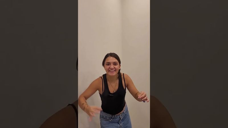 A speaker at Vamos Academy talking to the camera about Buenos Aires slang.