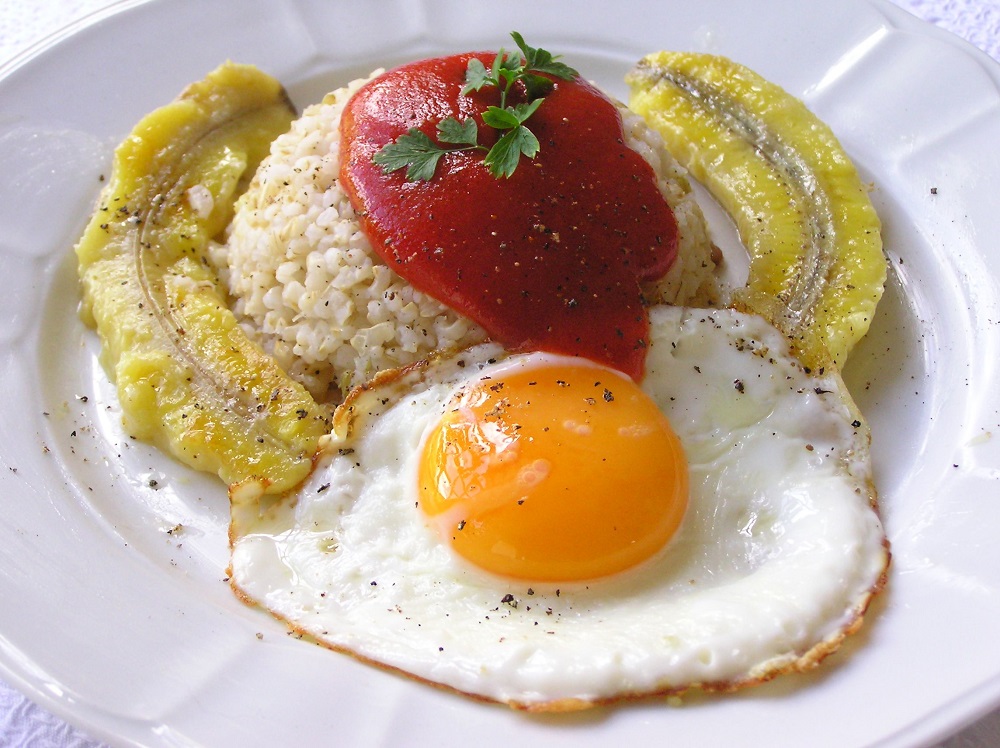 A classic and simple Spanish dish, arroz a la cubana. Rice, egg, banana and tomato.