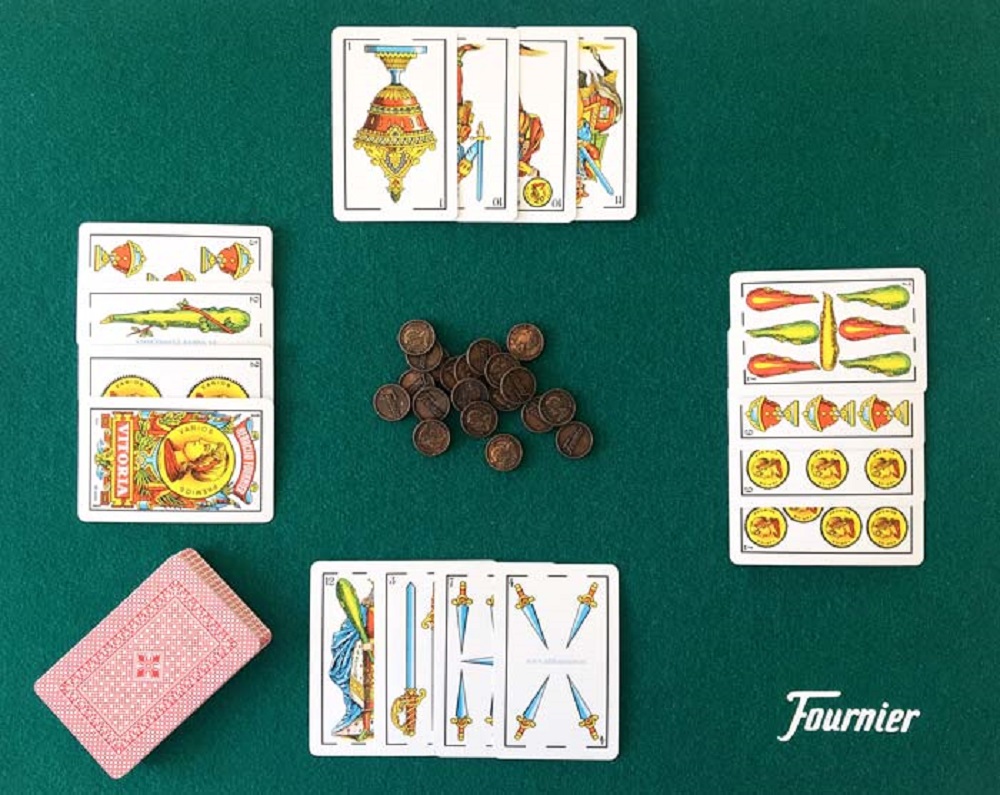 Showing the Card game name  mus, tipical in spain. 