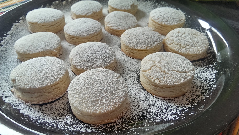 Delicious polvorones on a plate.