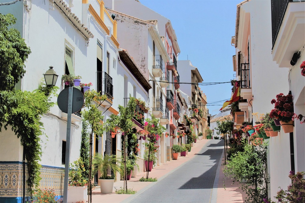 The houses at the old town of Estepona, all of them are white.