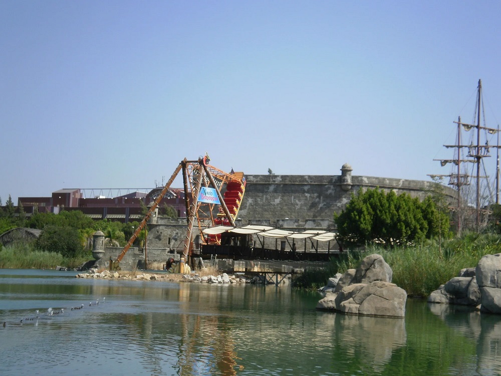 Isla Mágica´s Moorish inspired architecture and an attraction in front.