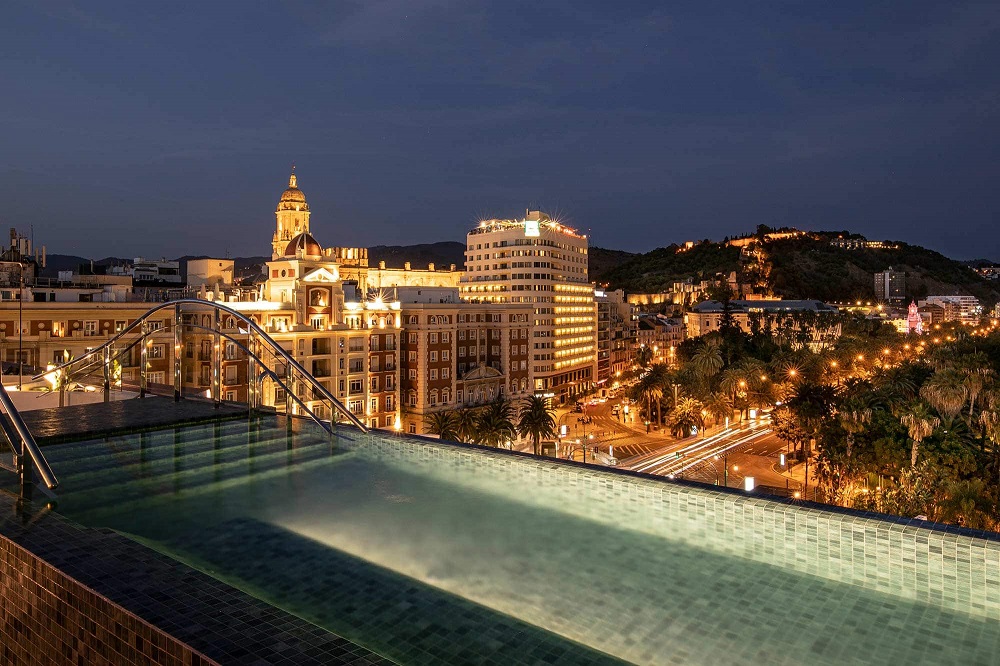 A wonderful pic in the top of a building in Malaga, showing the clear sky.