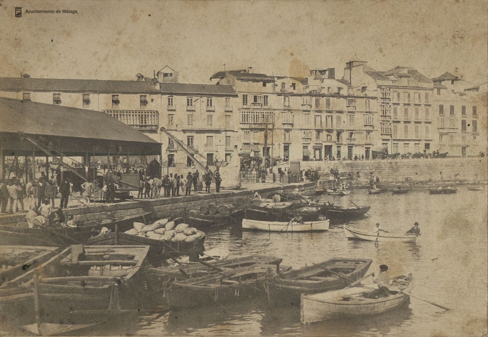 A picture of Muelle Uno in the past. You ca see the boats, the people. the sea and how was it at that time
