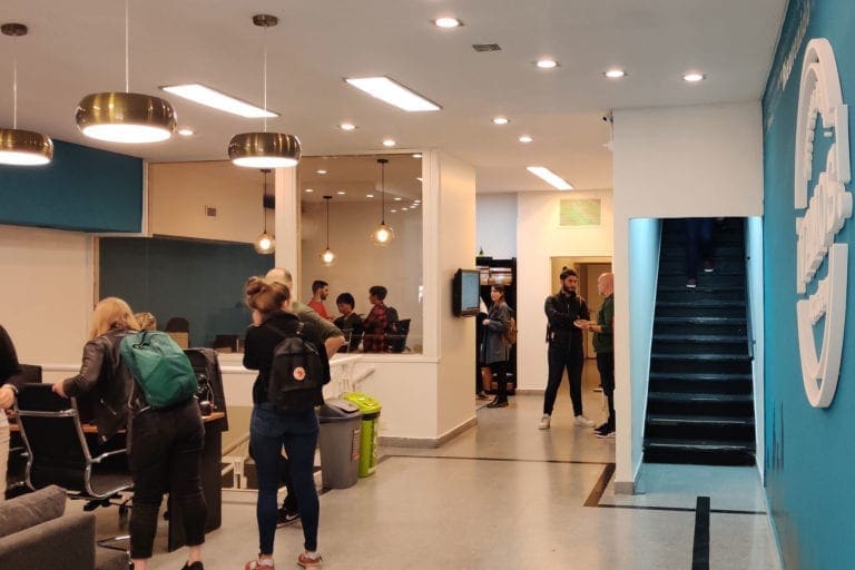 Receptionen og loungen på Vamos Academy Buenos Aires med elever