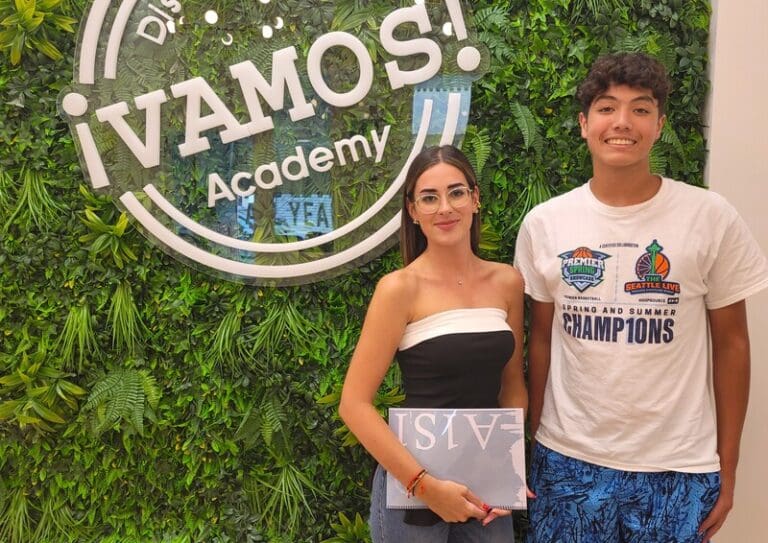 학교 앞의 Vamos Academy 말라가 교사
