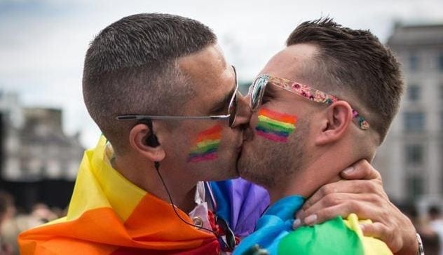 2 gay guys kissing