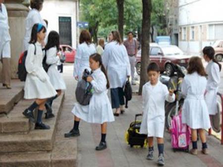 chicos-en-guardapolvo-en-argentina-kids-students
