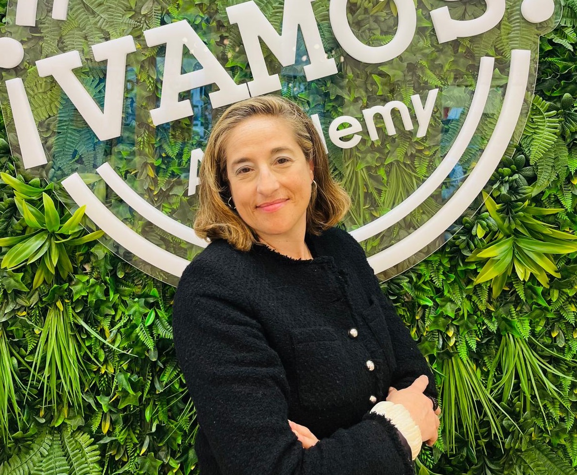 M&oacute;nica, Representante del Alumnado en Vamos Academy M&aacute;laga, profesional administrativa con m&aacute;s de 9 a&ntilde;os de experiencia en gesti&oacute;n administrativa y atenci&oacute;n al cliente