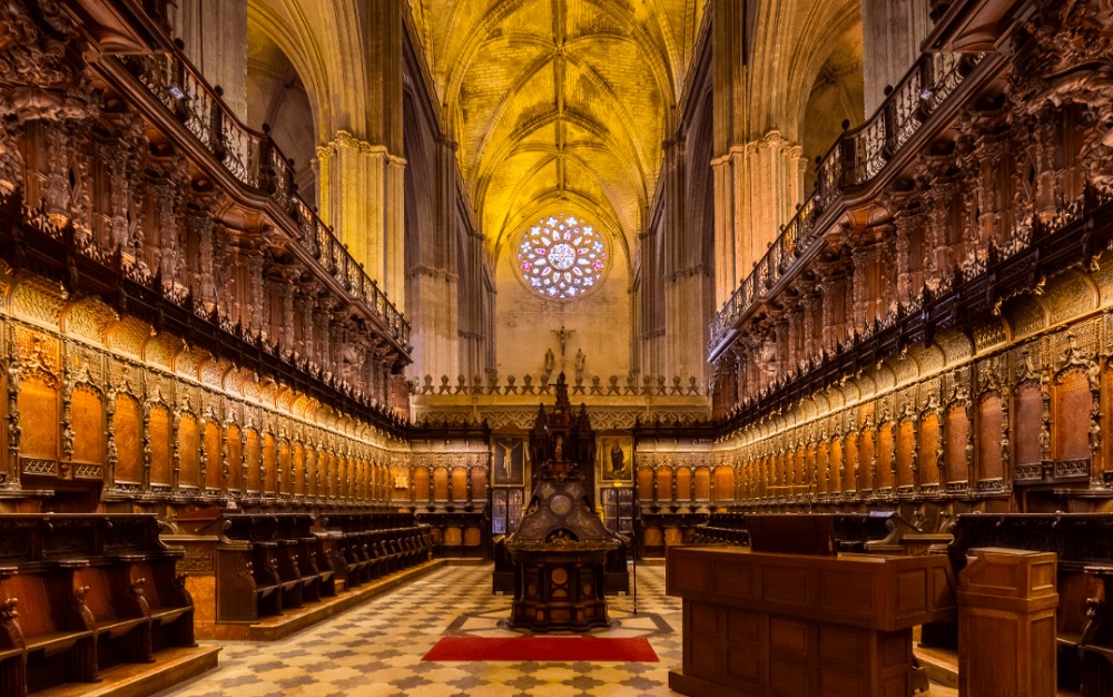 An image of the insides of the sevillas cathedral. 