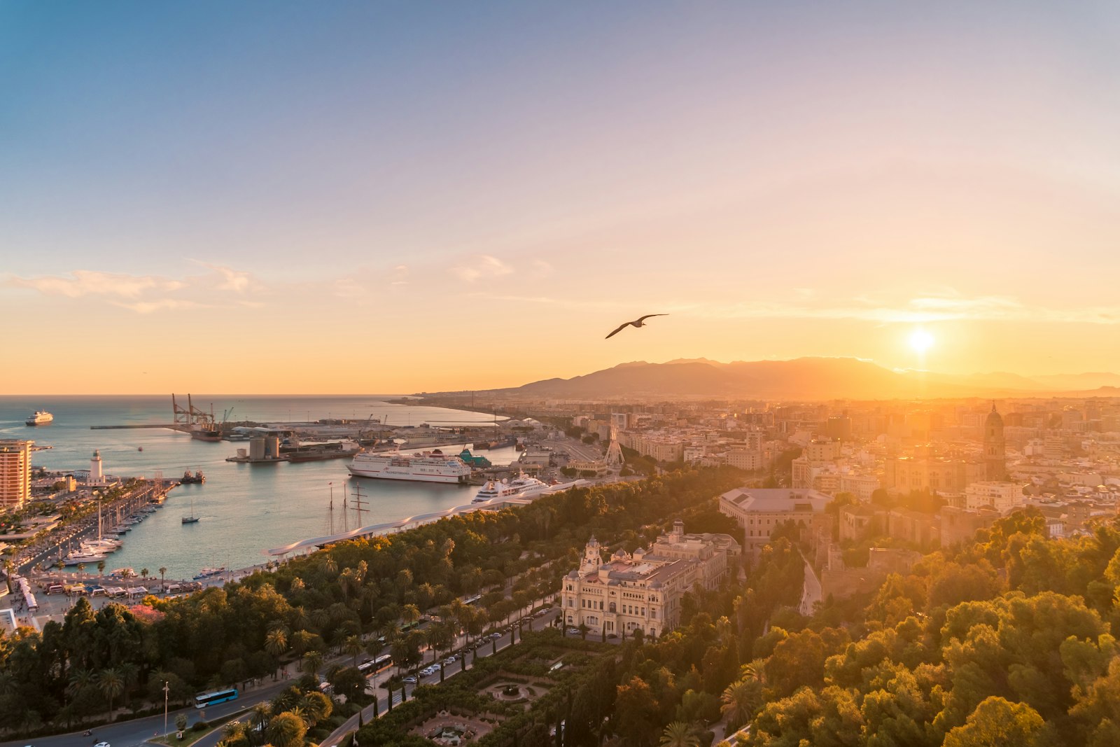 Atardecer sobre el puerto de Málaga
