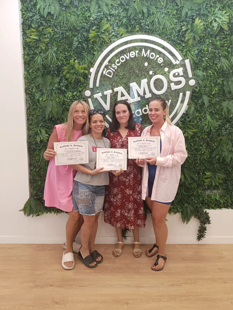 Alumnas celebrando sus certificados en Vamos Academy Malaga, La Malagueta