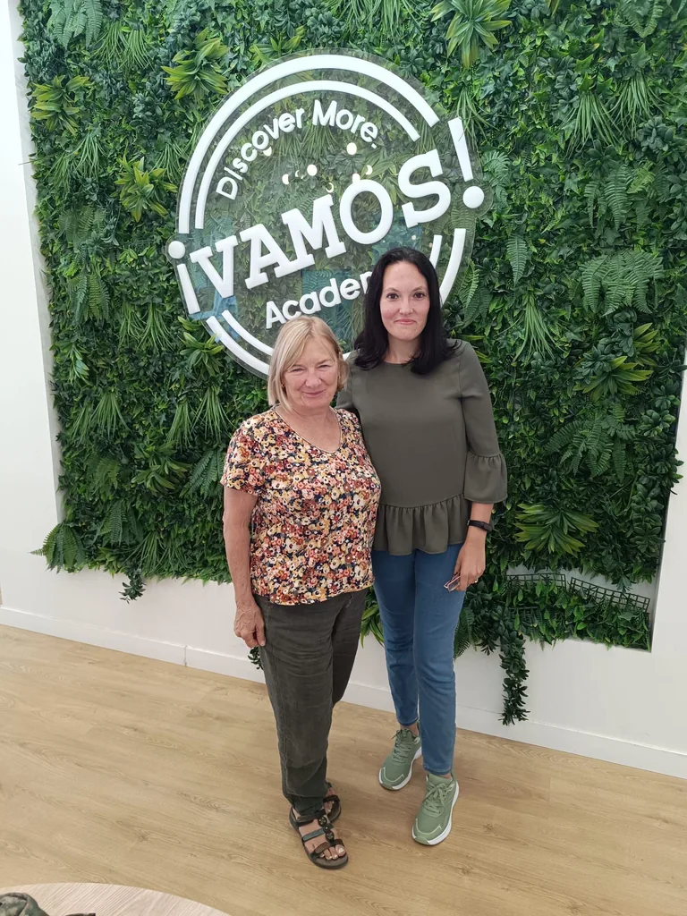 Profesora y alumna en el campus de La Malagueta