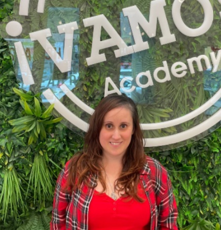 Elena, profesora de espa&ntilde;ol en Vamos Academy M&aacute;laga, con formaci&oacute;n espec&iacute;fica en DELE y seguimiento individual del progreso