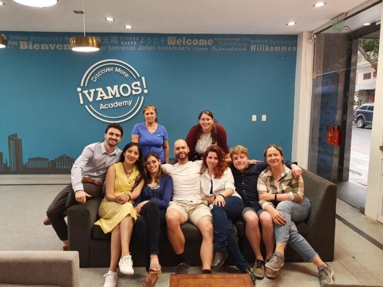 Elever i en sofa foran den blå væg på Vamos Academy Buenos Aires
